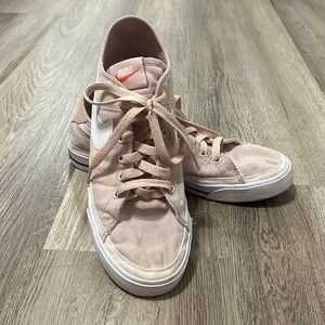 Pink Nike sneaks! Pretty sure they don’t make these anymore